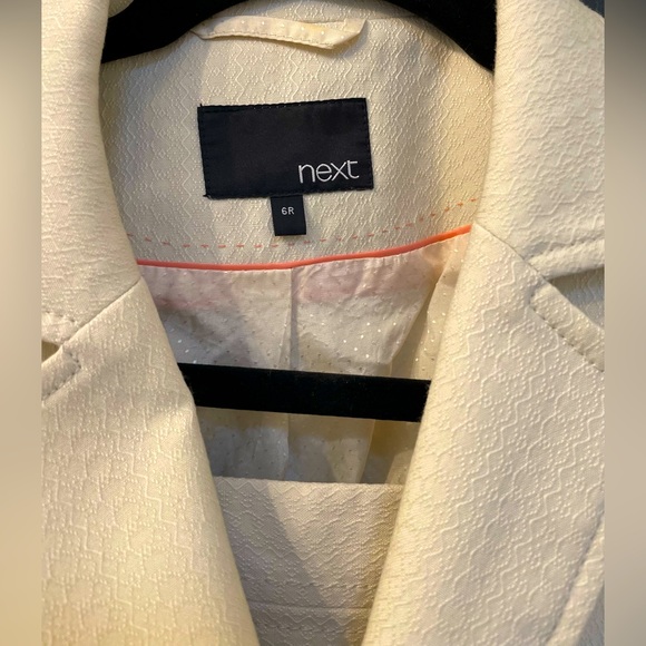 Cream Skirt Suit with Blazer and Skirt. Size 6R - Picture 4 of 4